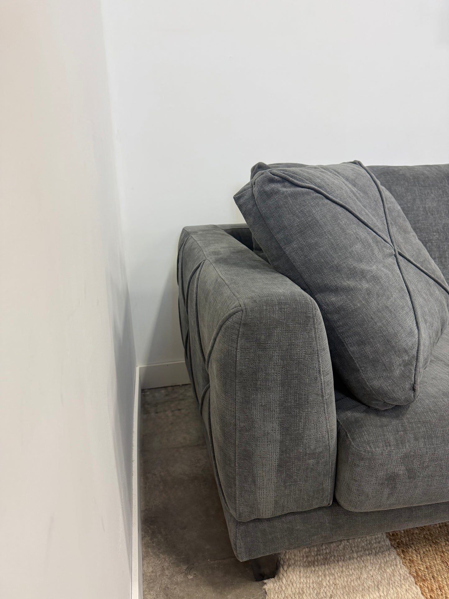 Pre-Owned Stylish Sectional with modular seat