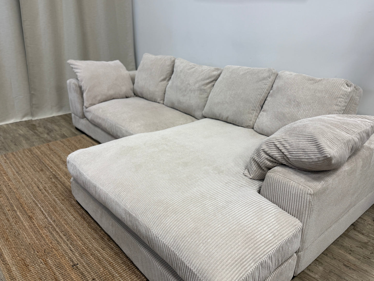 MOE’S Plunge Sectional – Cappuccino
